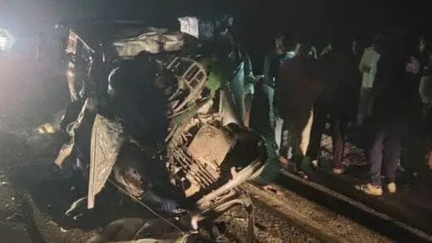 भरधाव कार कंटेनरवर आदळली; ३ महिलांसह ५ जण ठार : इथे घडली धक्कादायक घटना 