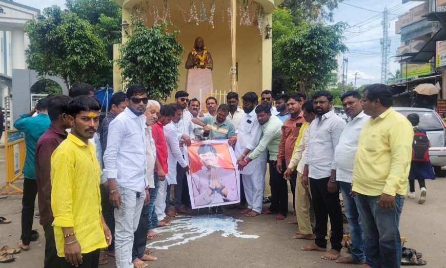 पुण्याच्या इंदापुरात गोपीचंद पडळकरांच्या प्रतिमेला दुग्धाभिषेक