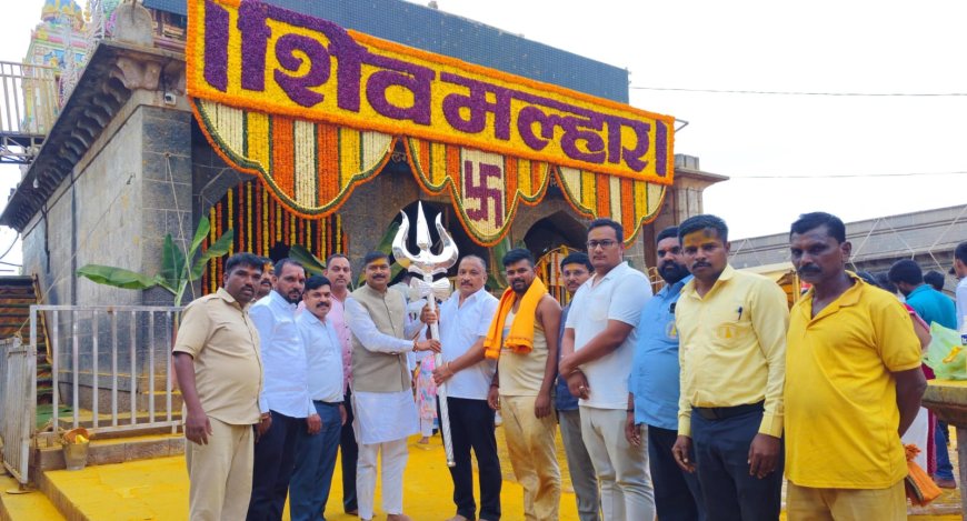 खंडेरायांच्या चरणी भक्ताकडून 11 किलो चांदीचा त्रिशूळ अर्पण,तब्बल इतकी आहे किंमत 