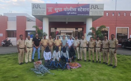 मोबाईल टॉवरच्या केबला चोरल्या पत्र्याच्या शेडमध्ये बसून तारा काढण्याचं काम सुरू होतं तोच सुपा पोलिसांना खबर लागली अन्....