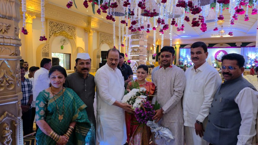 इंदापुरात उपमुख्यमंत्री अजित पवारांनी दिली ढोले कुटुंबातील विवाह सोहळ्याला भेट