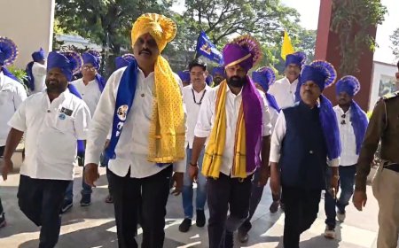 मला नगराध्यक्ष करा 'मी 10,000 रुपये आणि घर देईन' बारामतीकरांना भलं मोठं स्वप्न दाखवणारे काळूराम चौधरी आहेत तरी कोण ?