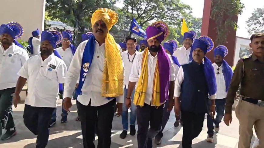 मला नगराध्यक्ष करा 'मी 10,000 रुपये आणि घर देईन' बारामतीकरांना भलं मोठं स्वप्न दाखवणारे काळूराम चौधरी आहेत तरी कोण ?