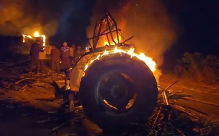 BIG BREAKING इंदापुरात ट्रॅक्टर आणि ट्रकचा भीषण अपघात, अपघातात ट्रॅक्टर चालकाचा होरपळून मृत्यू