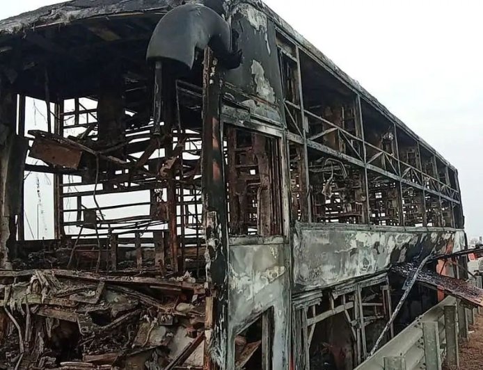 भीषण अपघातत ट्रॅव्हल्स जळून खाक ; चालकाचा होरपळून मृत्यू झाला...