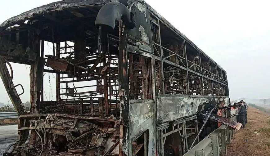 भीषण अपघातत ट्रॅव्हल्स जळून खाक ; चालकाचा होरपळून मृत्यू झाला...