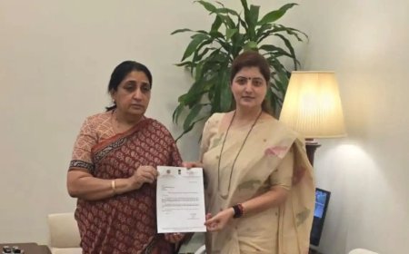 खरात प्रकरणात पहिली विकेट ! रूपाली चाकणकरांचा अध्यक्ष पदाचा राजीनामा