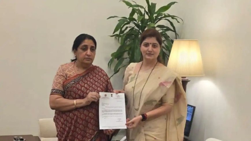 खरात प्रकरणात पहिली विकेट ! रूपाली चाकणकरांचा अध्यक्ष पदाचा राजीनामा