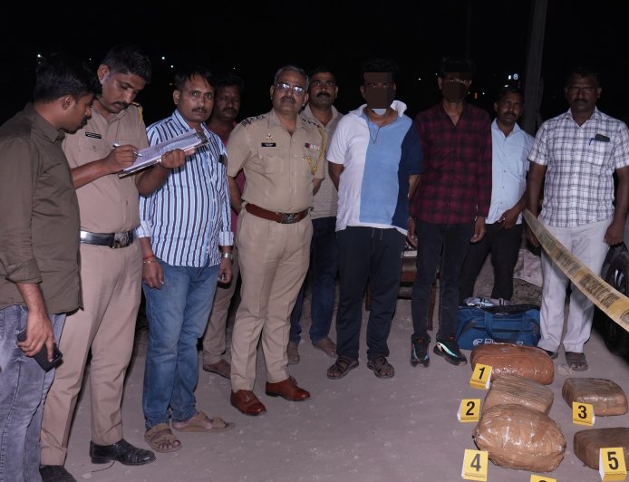 पुणे सोलापूर महामार्गावर पांढऱ्या गाडीत काय सापडलं तर 14 लाख 50 हजारांचा गांजा ! 