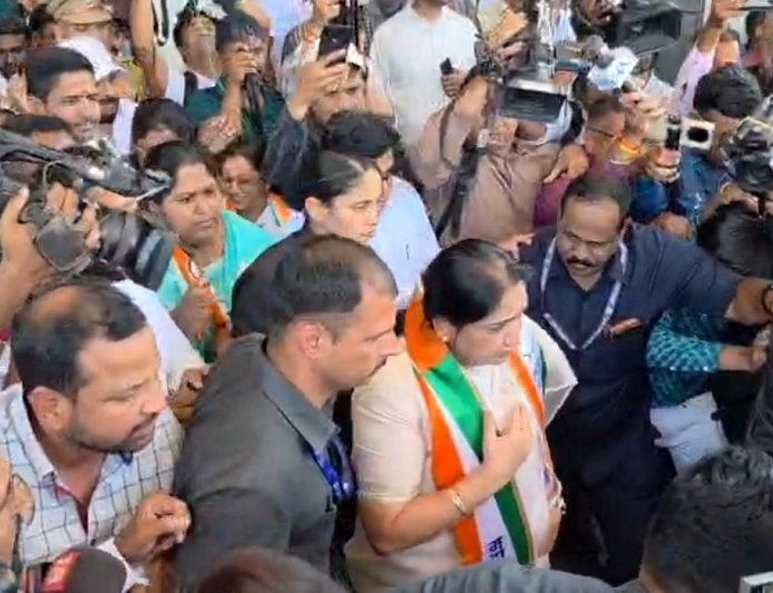 बारामतीत उमेदवारी मागे घेण्यास एक दिवस असताना मोठी घडामोड ! नक्की काय घडलं ?