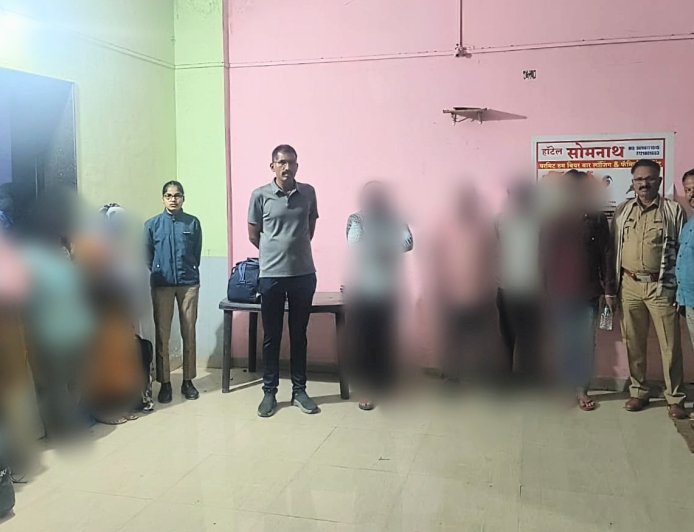 Baramati News ते नावाला लॉज होतं आत मात्र चालायचा भलताच धंदा ! पोलीस निरीक्षक यादवांनी दोघांना बेड्या ठोकल्या