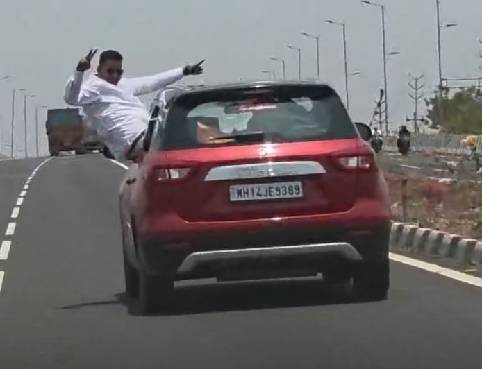 बिग ब्रेकींग | “डेथ स्टंट ऑन हायवे !” इंदापूर बायपासवर भरधाव कारचा थरार