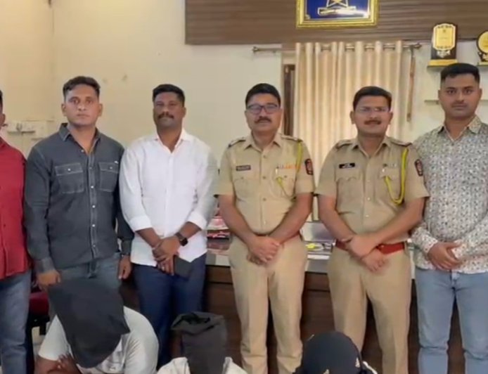 हॅलो,मालक टेम्पोला अपघात ; सहा  लाखांचं खोबरं पळवलं ! दौंड पोलिसांनी चौकशी करताच समोर आलं भलतचं प्रकरण