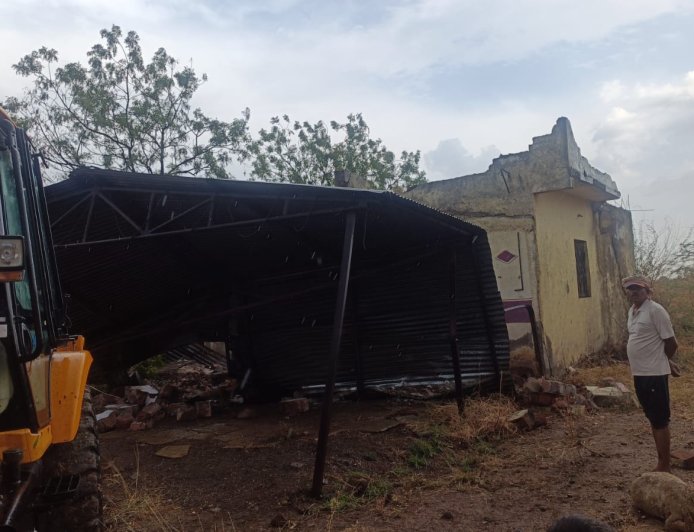 बारामतीत पूर्व मोसमी पावसाचा पहिला बळी 11 शेळ्याही दगावल्या ; वाचा माळवाडीत काय घडलं