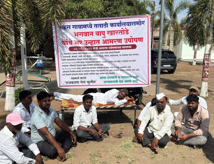 इंदापुरात खडकवासल्याच्या पाण्यासाठी शेतकऱ्याचे भर उन्हात आमरण उपोषण