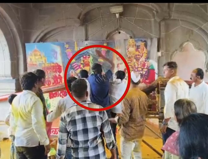 पायातील चप्पल वरून वाद, पुजाऱ्याला बेदम मारहाण ! सोन्याच्या जेजुरीत हे काय घडलं ?