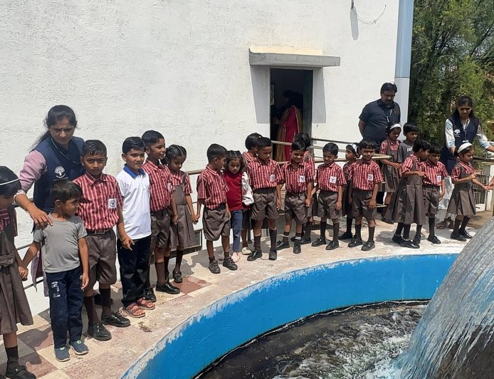 शहा ग्लोबल स्कूलच्या विद्यार्थ्यांची जलशुद्धीकरण केंद्राला शैक्षणिक क्षेत्रभेट