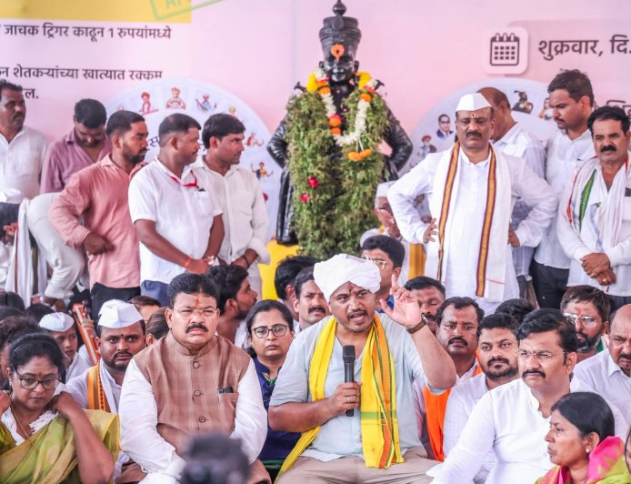 रोहित पवारांच्या अन्नत्याग आंदोलनाच्या समर्थनार्थ पुण्याच्या इंदापुरात आज रास्ता रोको