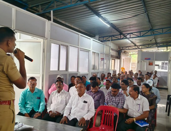 विद्यार्थ्यांच्या सुरक्षेसाठी शिक्रापूर पोलिसांचा 'सुरक्षा संकल्प' पोलीस निरीक्षक यादवांनी दिले भविष्याचे धडे