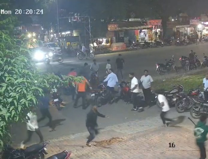 बारामतीच्या माळेगावात तीन युवकांवर टोळक्याचा हल्ला ; कोयत्याने वार