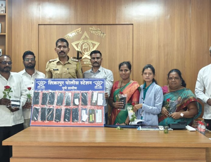 शिक्रापूर पोलिसांचा धडाका ! चोरी गेलेले २९ मोबाईल शोधले